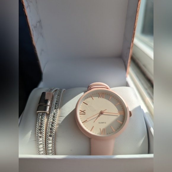 Brand New - Light Pink/Rose Gold Quartz Watch and Sparkly Bracelet Combo - Picture 3 of 6